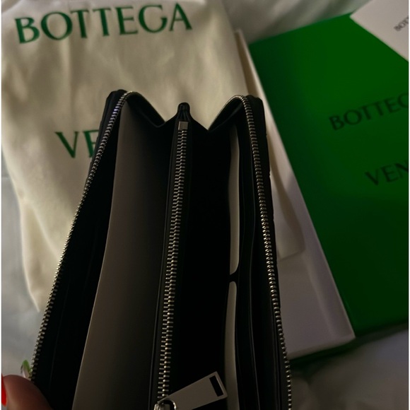 Authentic bottega veneta wallet black comes with box ,Dust bag - Picture 3 of 4